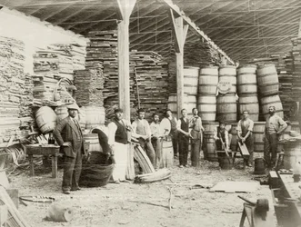 Zichron Yaacovin tynnyritehtaan sisustus työntekijöiden kanssa, n. 1898-1900 bw photo